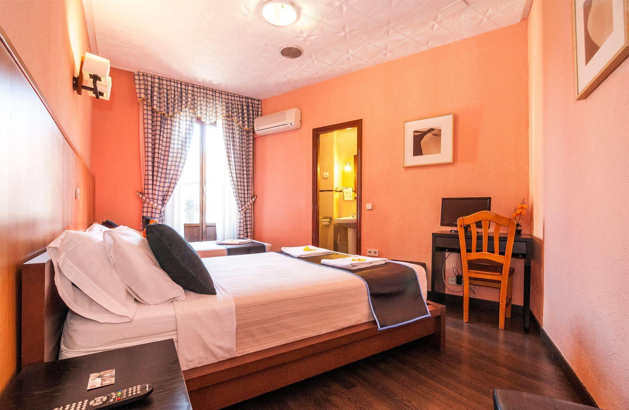 Hostal Gallardo Madrid Luaran gambar