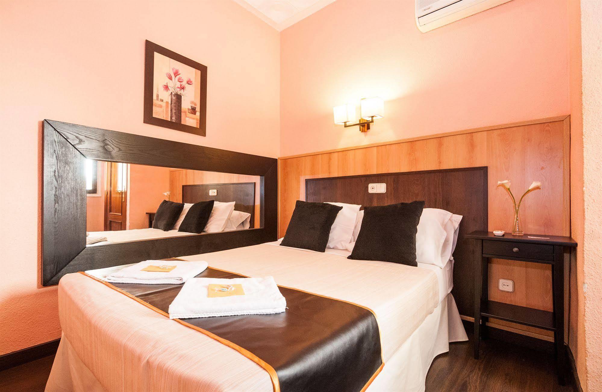 Hostal Gallardo Madrid Luaran gambar