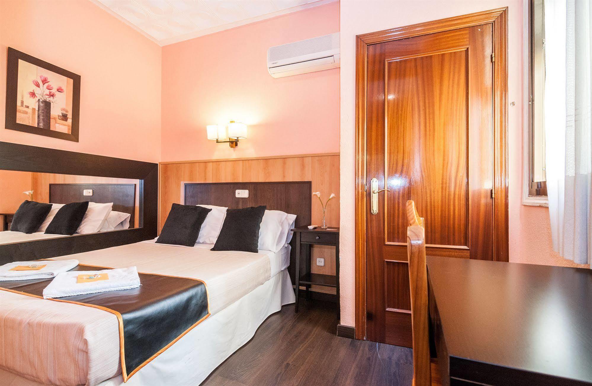 Hostal Gallardo Madrid Luaran gambar