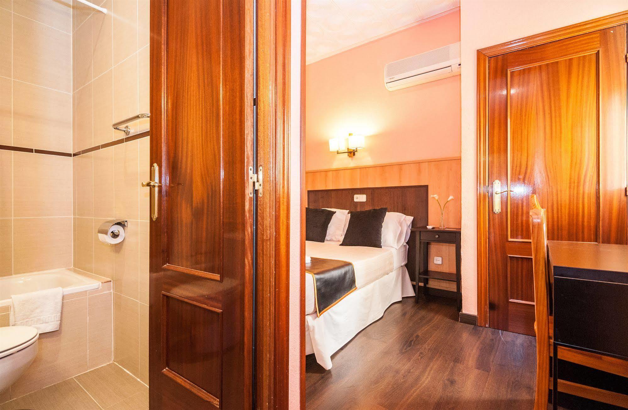 Hostal Gallardo Madrid Luaran gambar