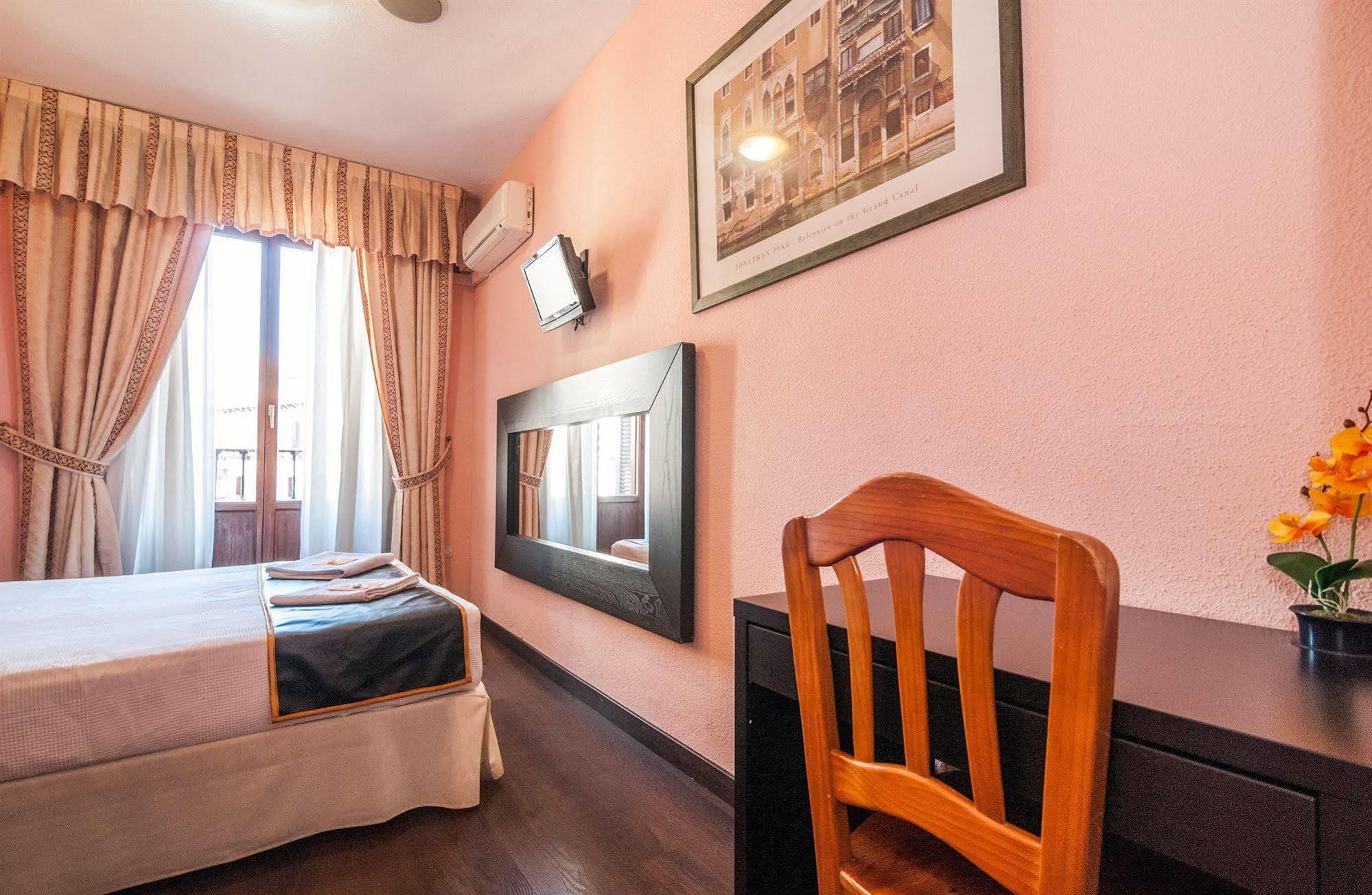 Hostal Gallardo Madrid Luaran gambar