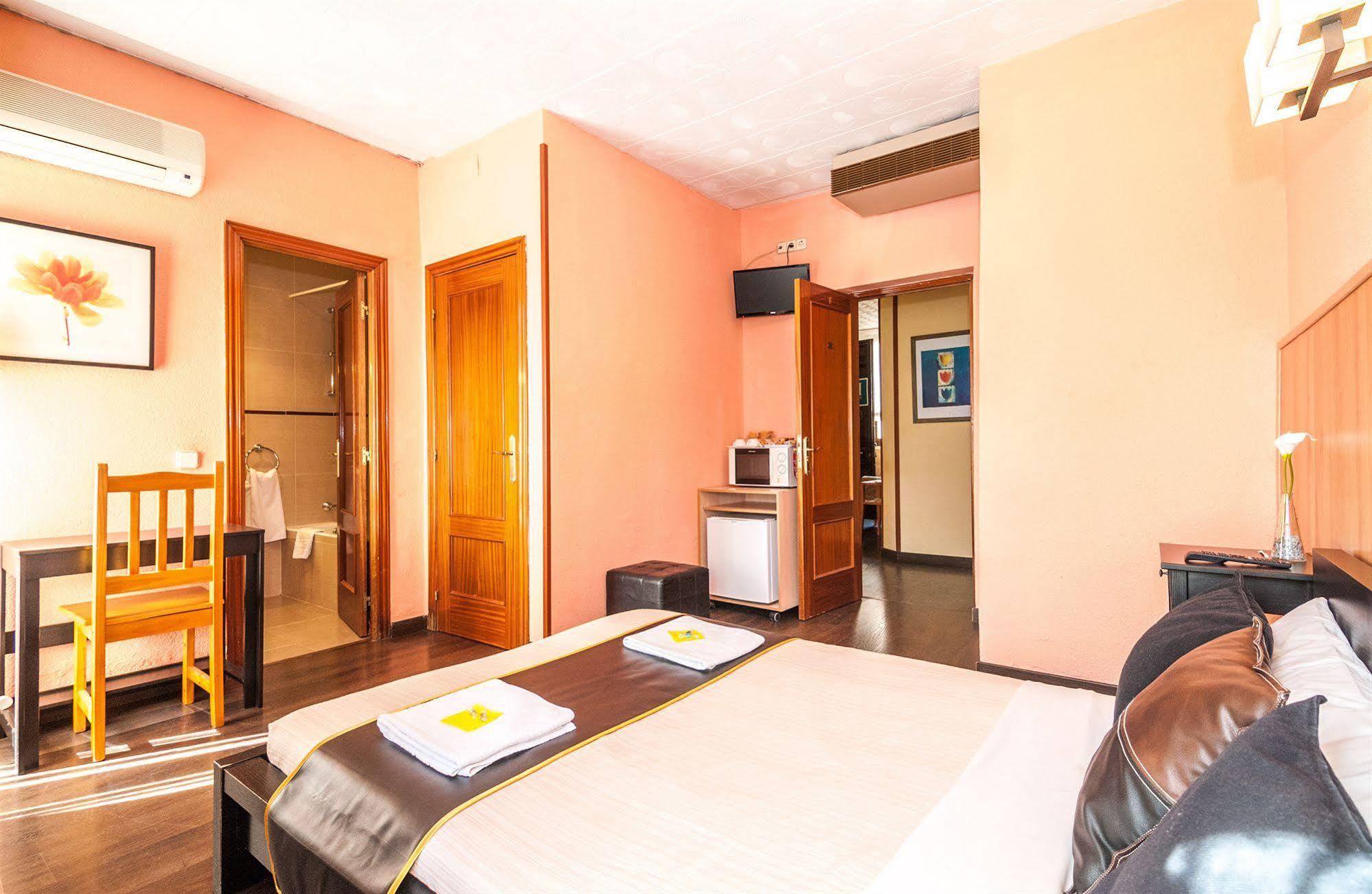 Hostal Gallardo Madrid Luaran gambar