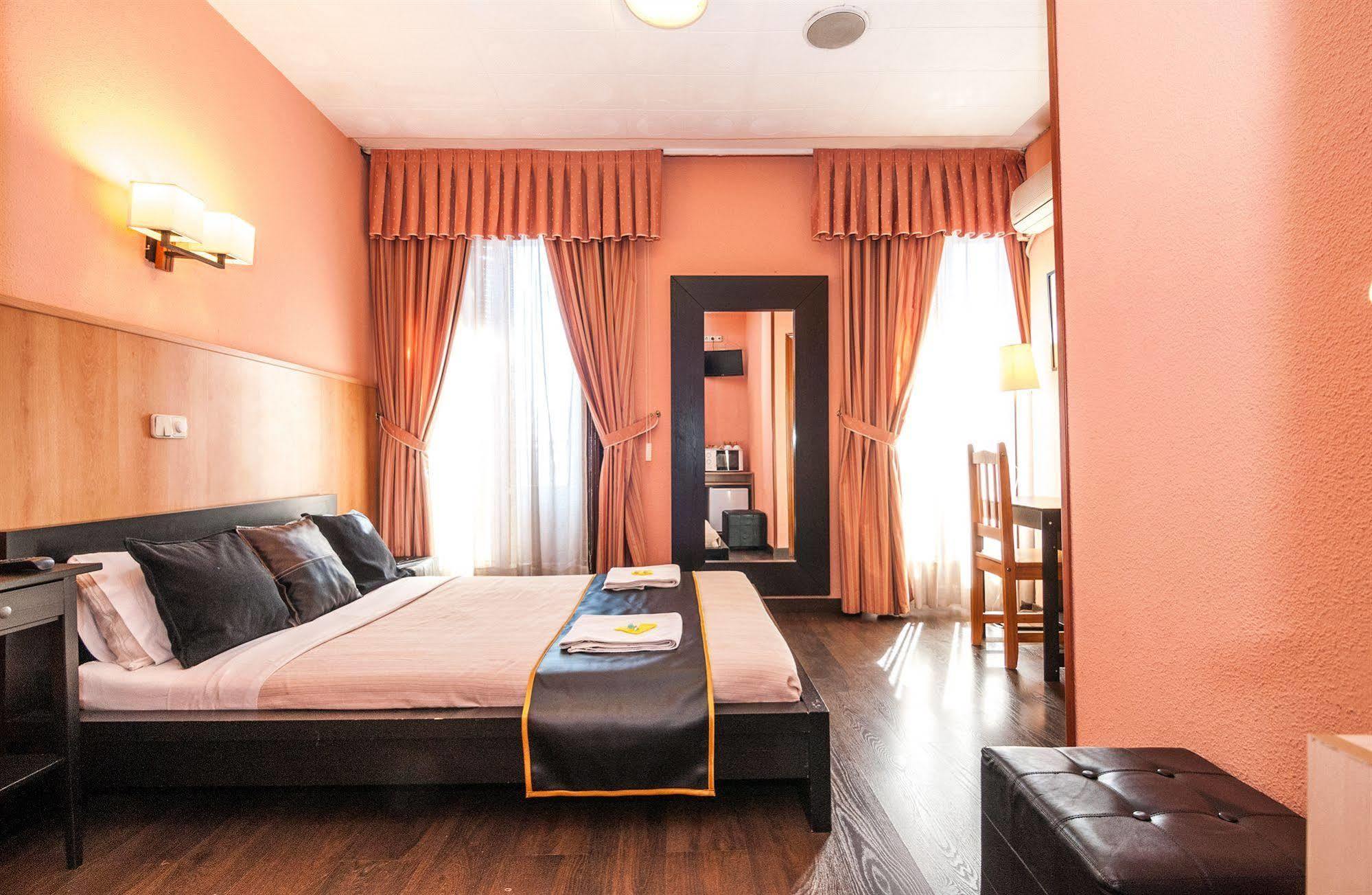 Hostal Gallardo Madrid Luaran gambar