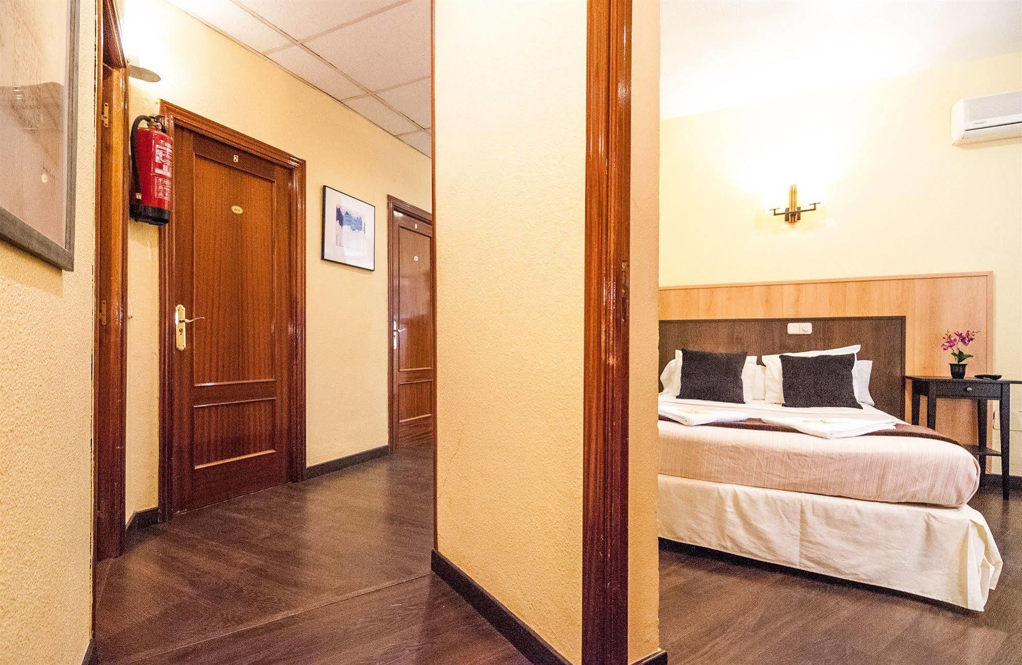 Hostal Gallardo Madrid Luaran gambar