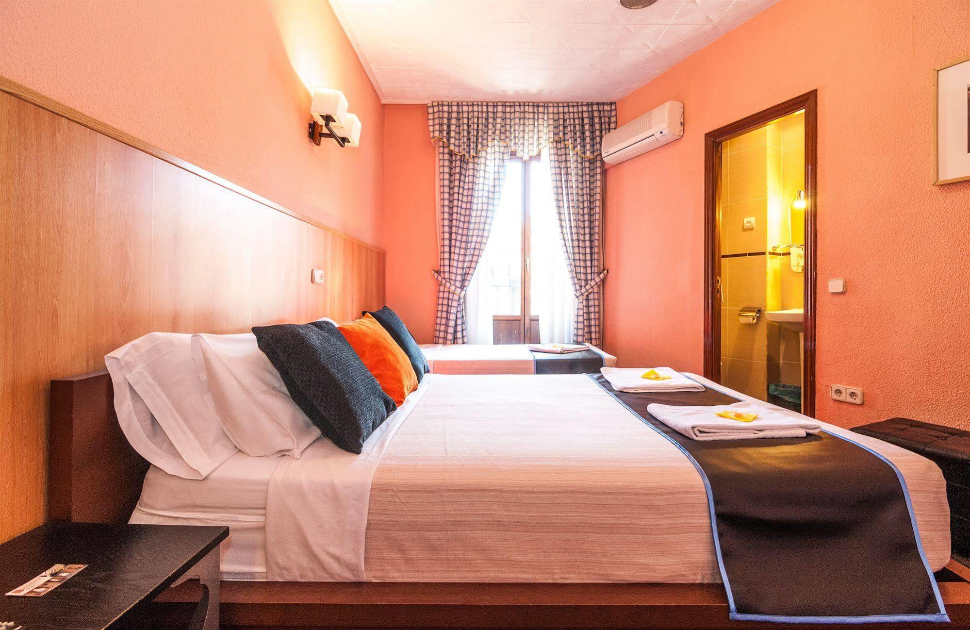Hostal Gallardo Madrid Luaran gambar