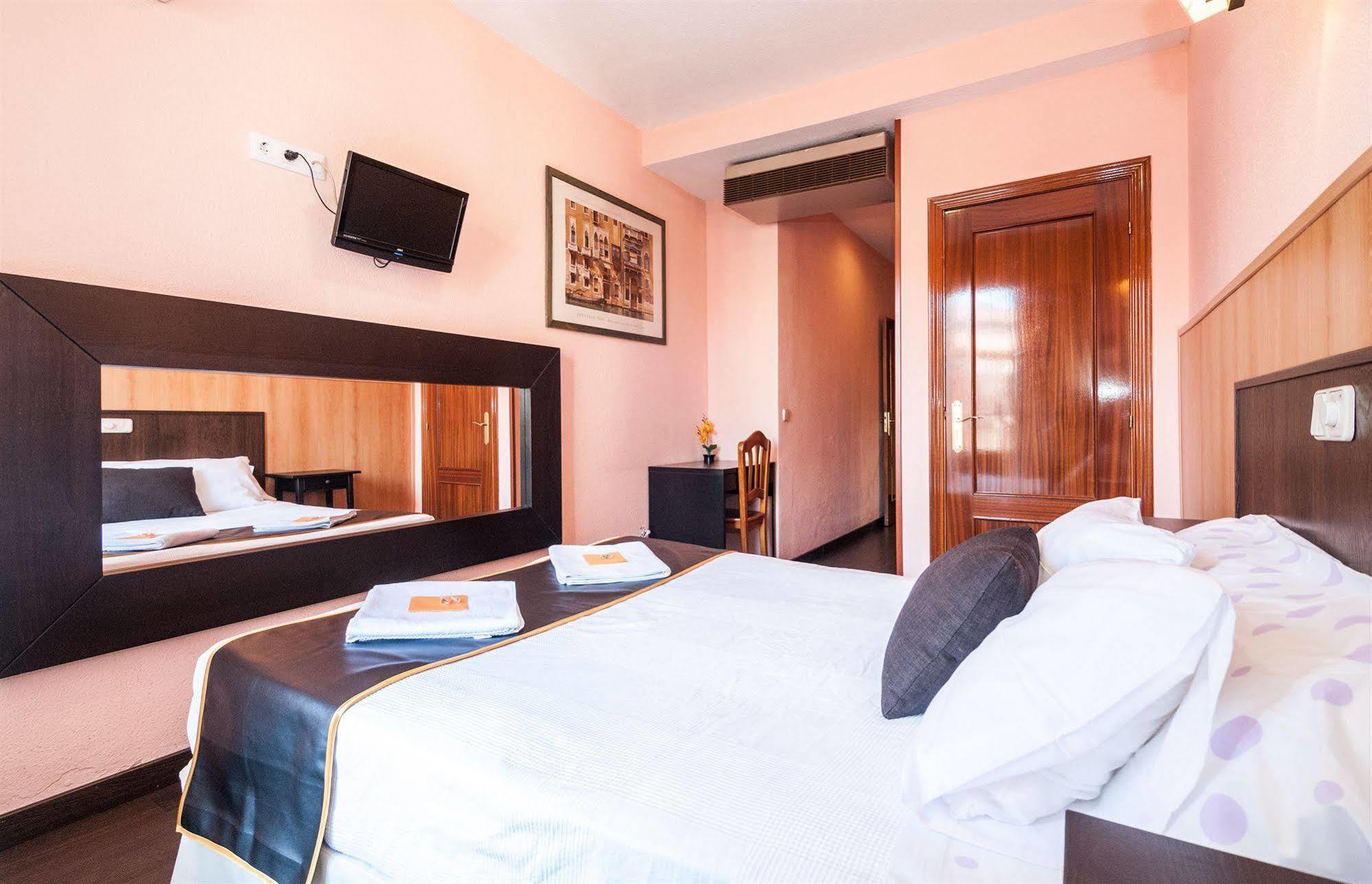 Hostal Gallardo Madrid Luaran gambar