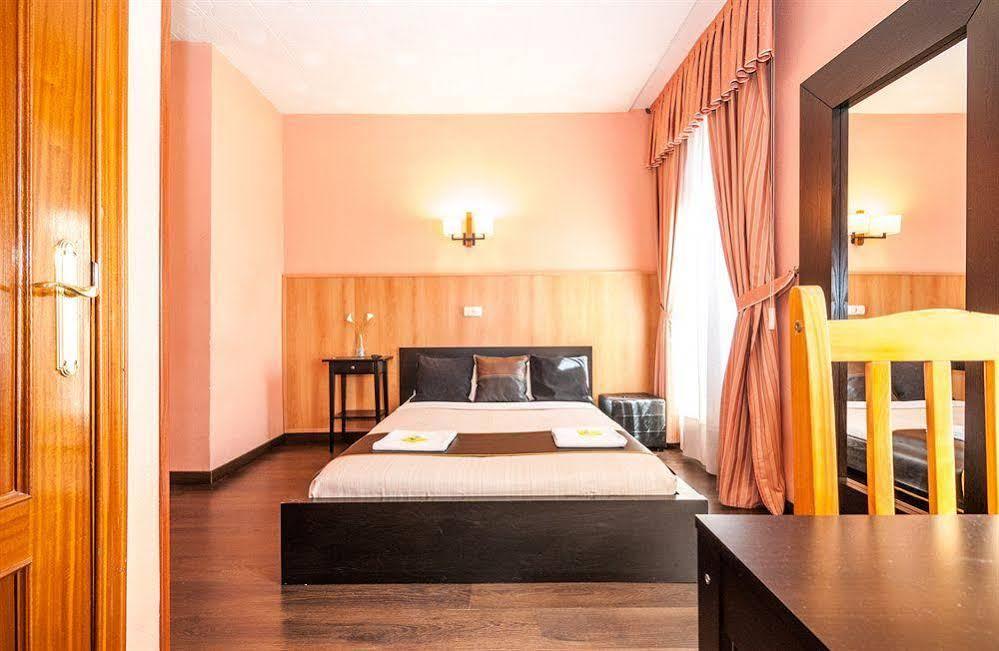 Hostal Gallardo Madrid Luaran gambar